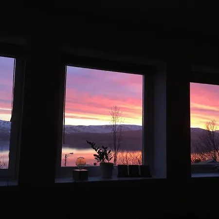 With 2 Bedrooms And A Beautiful View In Peaceful Neighborhood Tromsø