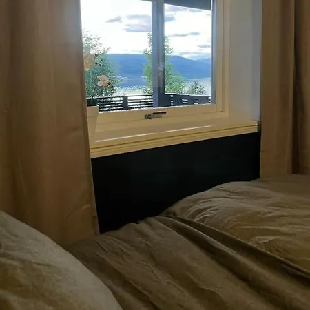 With 2 Bedrooms And A Beautiful View In Peaceful Neighborhood *