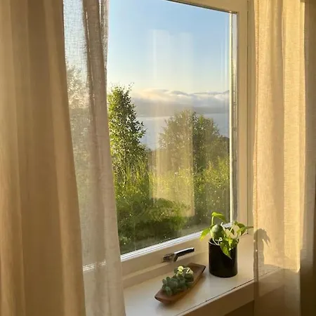 With 2 Bedrooms And A Beautiful View In Peaceful Neighborhood * Tromsø