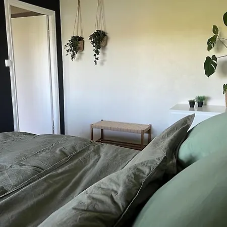 With 2 Bedrooms And A Beautiful View In Peaceful Neighborhood *